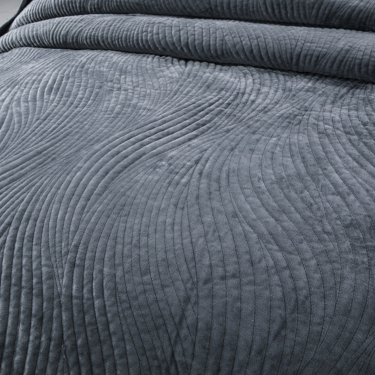 Navy Blue Waves Velvet Quilt Set
